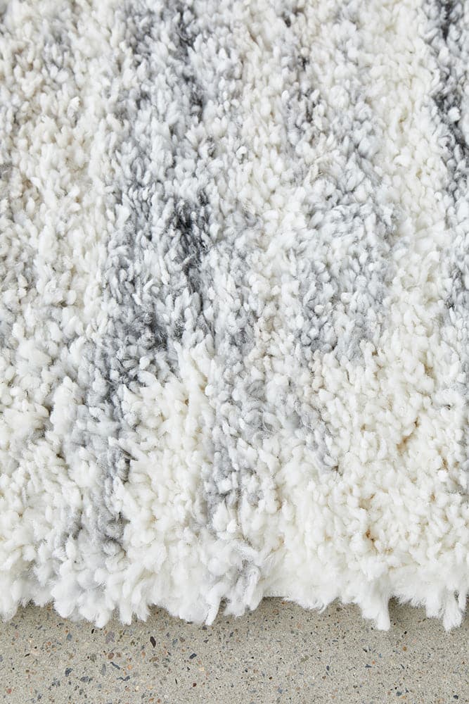 The Moonlight Gleam Rug is a luxurious and modern addition to any home. Its shaggy texture and plush