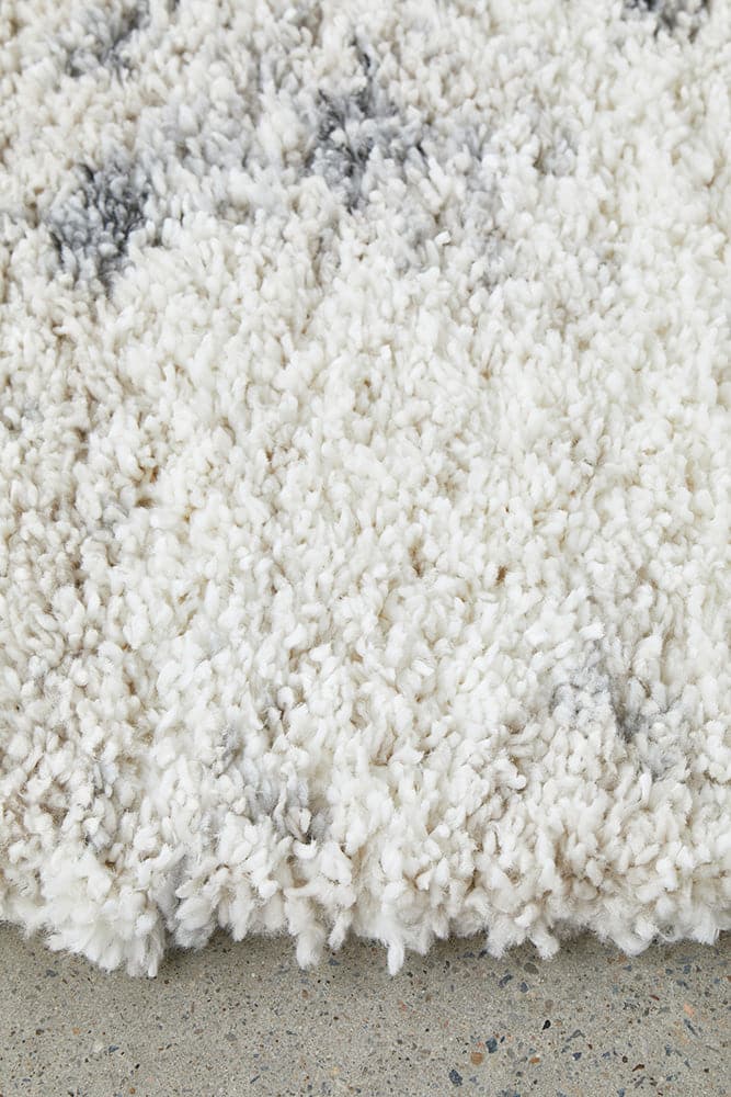 The Moonlight Marble Rug is a luxurious and modern addition to any home. Its shaggy texture and plush