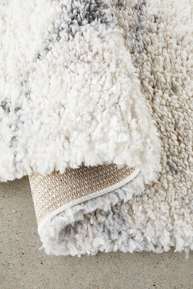The Moonlight Opal Rug is a luxurious and modern addition to any home. With its shaggy texture