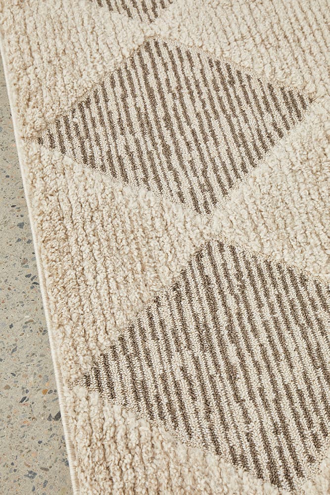 Serenade Yuri rug embodies modern elegance. Its soft pile, in a harmonious blend of beige and latte colours