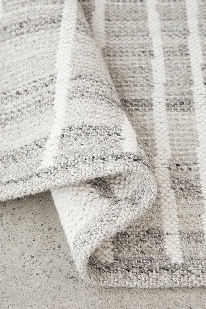 Embrace the contemporary allure and modern charm of the Stockholm Lucas rug. Its neutral colour palette